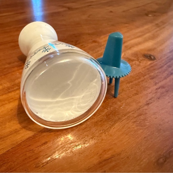 Vintage Pyrex Butter Dish and Salt or Pepper Holder - Picture 7 of 8